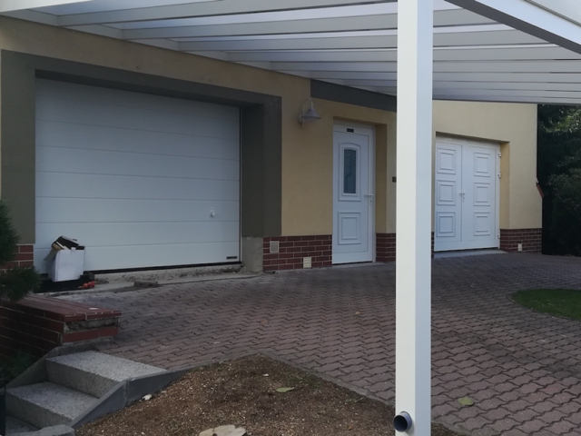 Jak přístřešek chrání nejen auto, ale i vstupní dveře