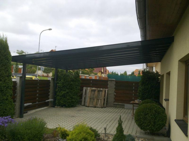 Využití garážového přístřešku jako krytého místa pro grilování