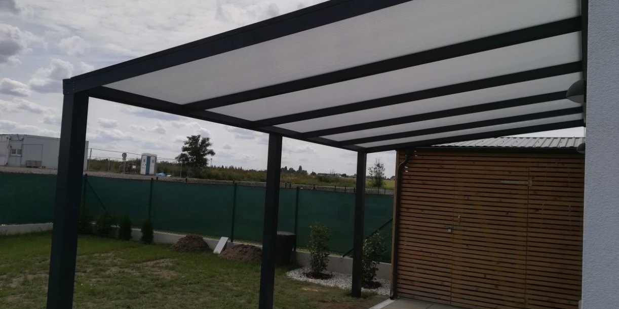 Parkovací stání z hliníkových profilů na míru