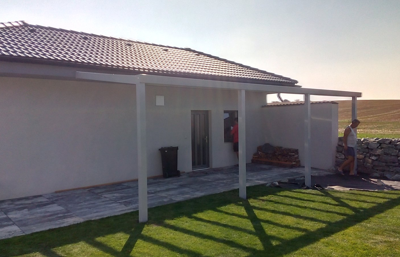 hliníkové garážové stání jako krytý vchod