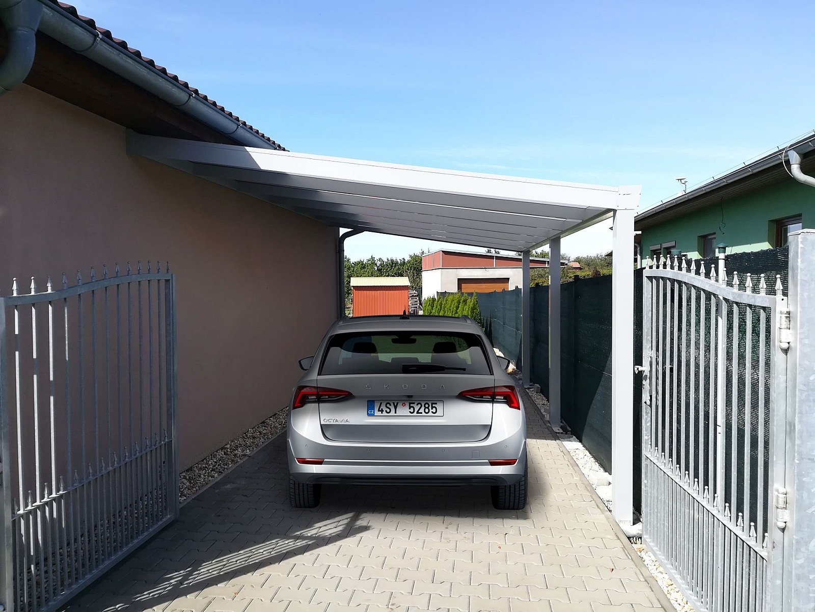 ochrana interieru auta pod hliníkovým přístřeškem