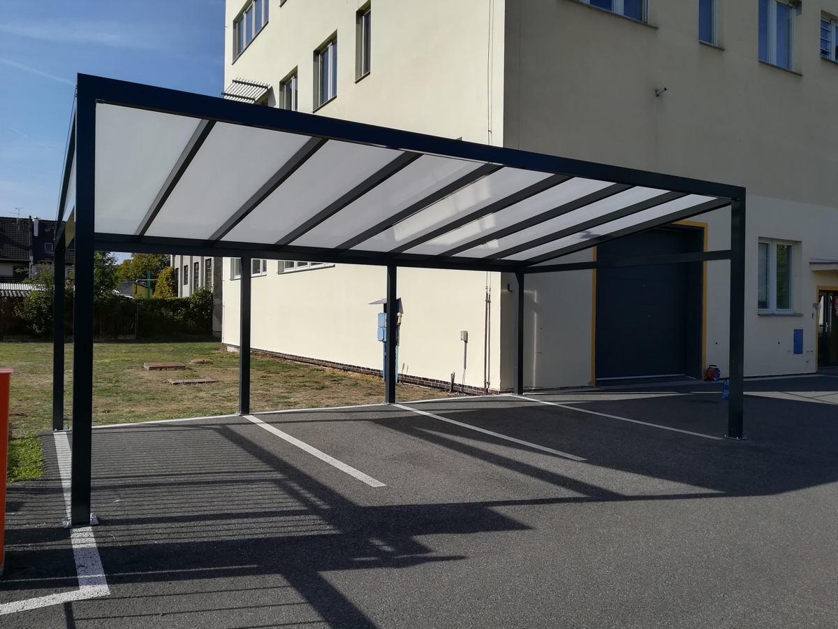 polykarbonatová střecha hliníkového garážového stání